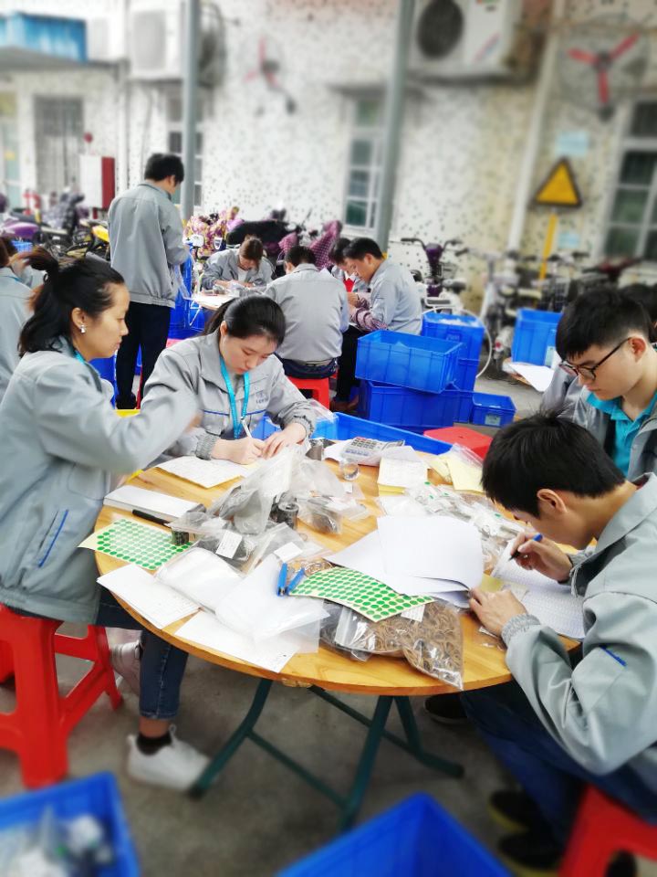 “愛密特人”在對(duì)每一個(gè)密封件產(chǎn)品仔細(xì)點(diǎn)數(shù)、初盤、抽盤等