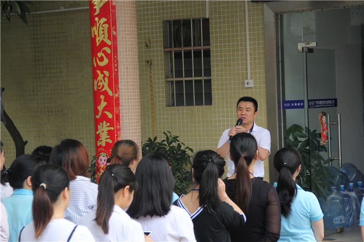 胡燕林總經(jīng)理鼓勵(lì)我們只有不斷學(xué)習(xí)進(jìn)步，我們“愛(ài)密特人”才是“地表最強(qiáng)”者。而在這次的分享中最讓我們印象最深就是“藍(lán)絲帶”所帶給我們的愛(ài)與感恩！
