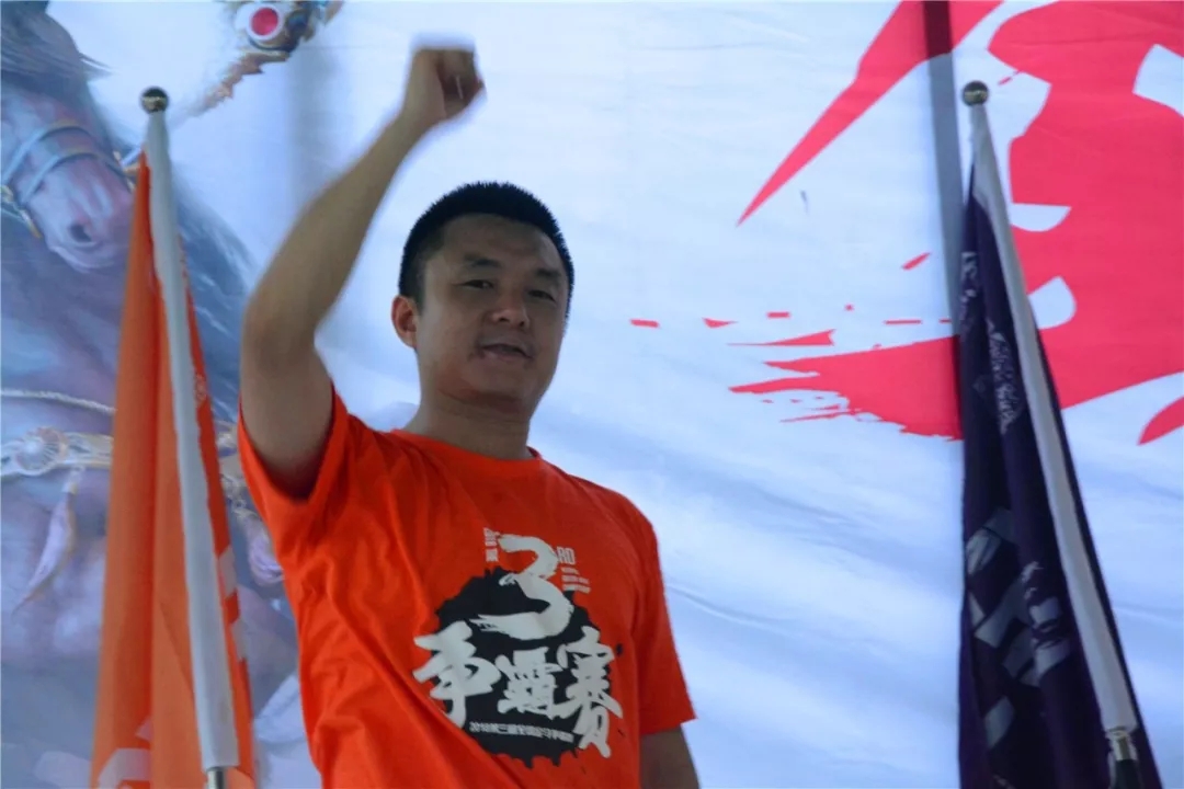 愛(ài)密特網(wǎng)絡(luò)營(yíng)銷團(tuán)隊(duì)參加活動(dòng)的照片及風(fēng)采