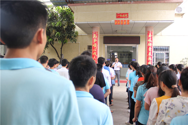 胡燕林總經(jīng)理鼓勵(lì)我們只有不斷學(xué)習(xí)進(jìn)步，我們“愛(ài)密特人”才是“地表最強(qiáng)”者。而在這次的分享中最讓我們印象最深就是“藍(lán)絲帶”所帶給我們的愛(ài)與感恩！