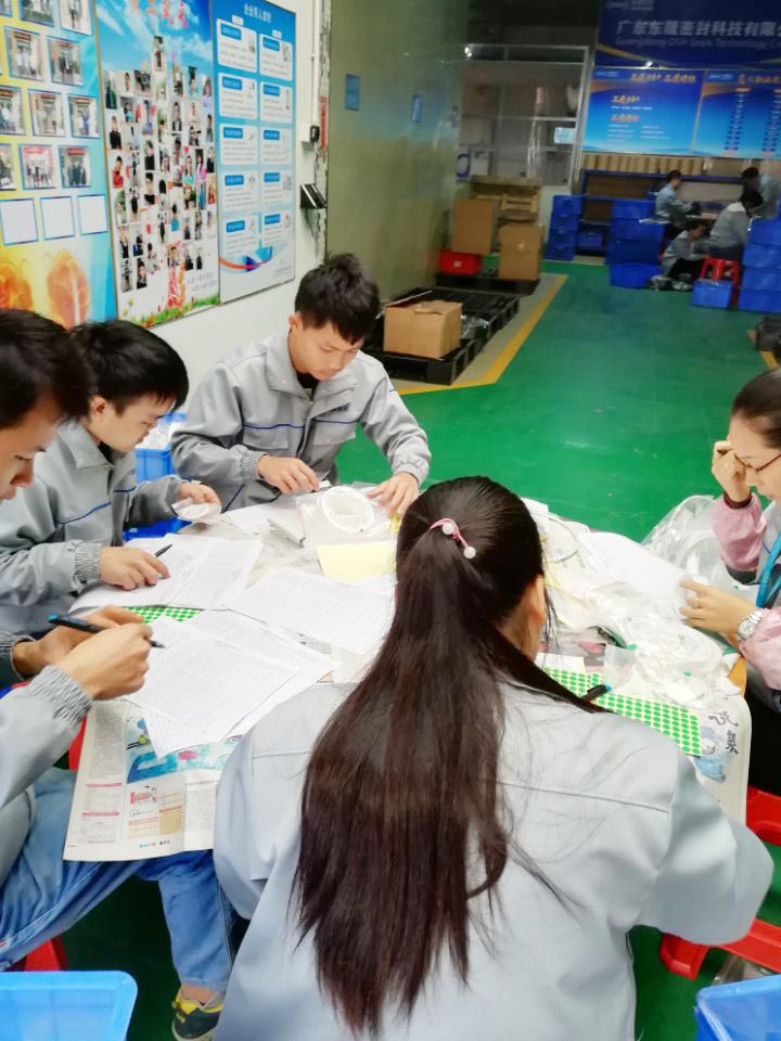 “愛密特人”在對(duì)每一個(gè)密封件產(chǎn)品仔細(xì)點(diǎn)數(shù)、初盤、抽盤等